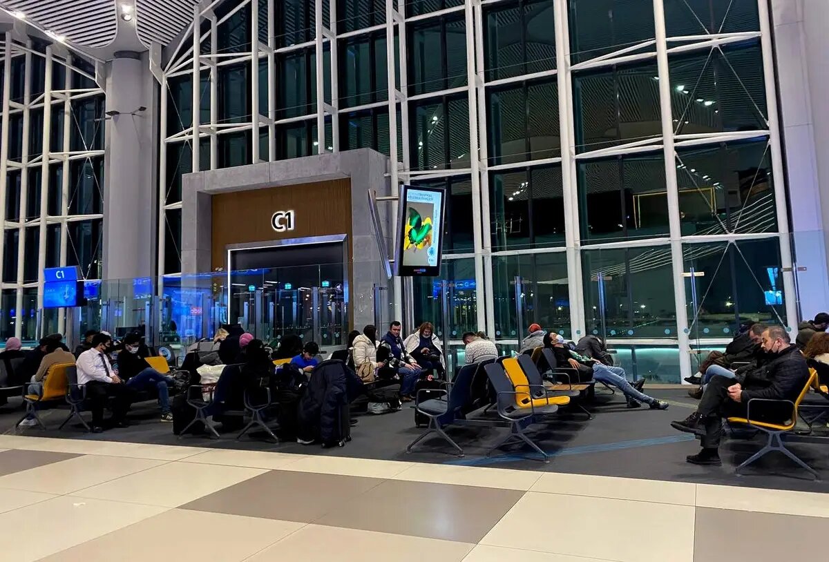     Пассажиры ожидают вылета в международном аэропорту имени Сабихи Гёкчен в Стамбуле. © РИА Новости. Алексей Башлов