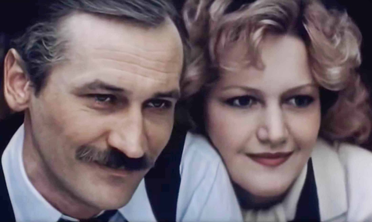 Кадр из фильма "Из жизни начальника уголовного розыска". Леонид Филатов в роли шофёра-дальнобойщика Степана Петровича Слепнёва и Елена Проклова в роли жены Слепнёва Натальи Петровны