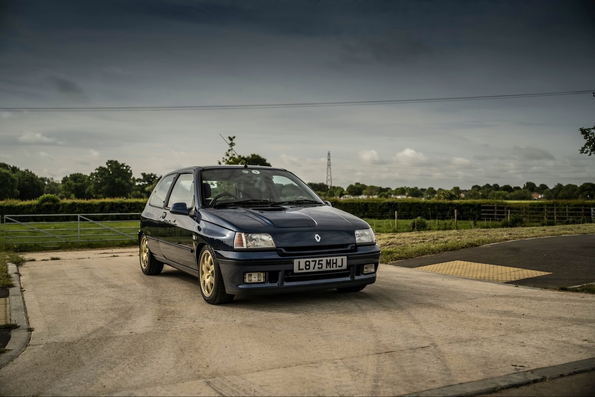 Угловатые формы возможно не лучшим образом сказываются на аэродинамике, зато добавляют брутальной харизмы даже компактному Clio. Фото из открытых источников.