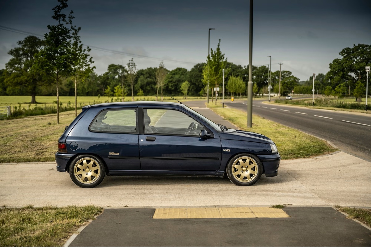 Сочетание темно синего кузова и золотистых дисков выглядит здорово. Фото из открытых источников.