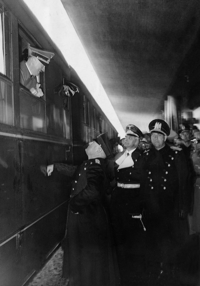    Группенфюрер рассказал, что специальный поезд фюрера состоял из 15 вагонов, в который входили, в том числе, два вагона для свиты, один для охраны и две бронеплощадки со скорострельными зенитными артустановками калибра 20 мм. GLOBAL LOOK PRESS