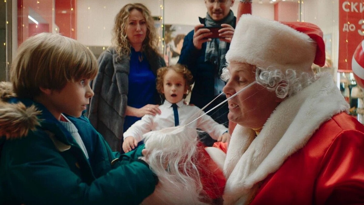    Обзор «Елки 12»: сюжет, актеры, сборы, рейтинг, отзывы   Режиссеры: Ольга Долматовская, Андрей Силкин, Борис Дергачев, Юрий Коробейников. Сценарий: Жора Крыжовников, Петр Внуков. Художники: Анна Андреева, Любовь Распопова, Екатерина Бубликова / Кадр из фильма «Елки 12» (12+)