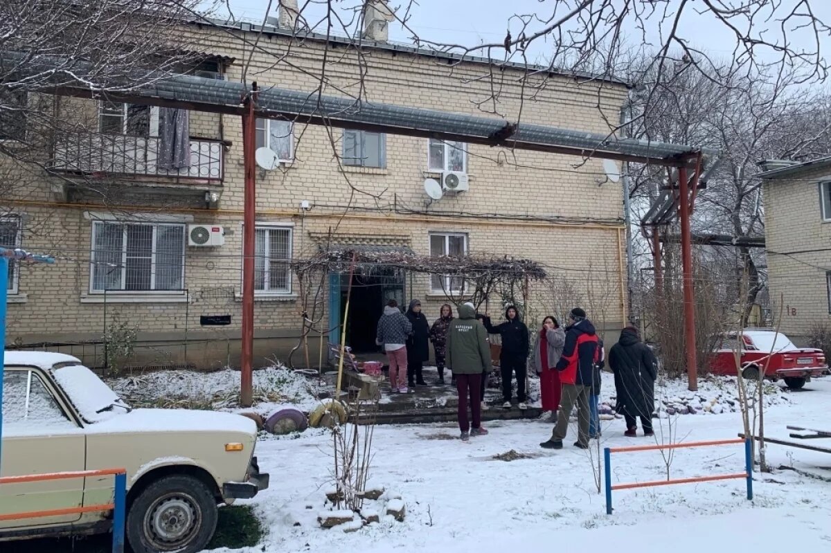    Холодная вода в домах идёт хорошим напором.