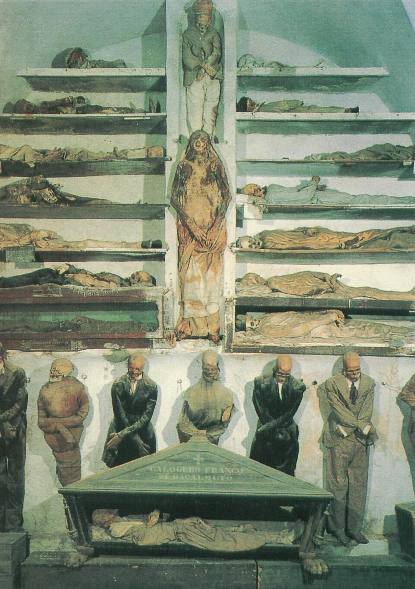 Фрагмент Коридора Мужчин https://ru.wikipedia.org/wiki/Катакомбы_капуцинов