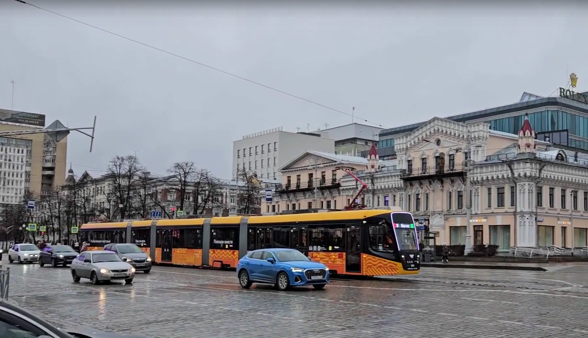 Трамвай "Арктур" в районе пл. 1905 года в Екатеринбурге (собств. фото)