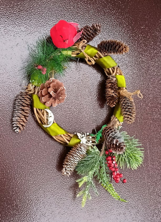 венок из ФП немного освежила ленточкой и шишками