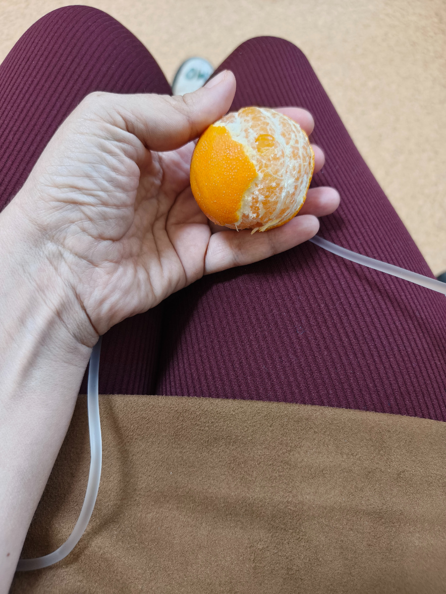 Меня угостил мандаринкой чудЕсный молодой человек.