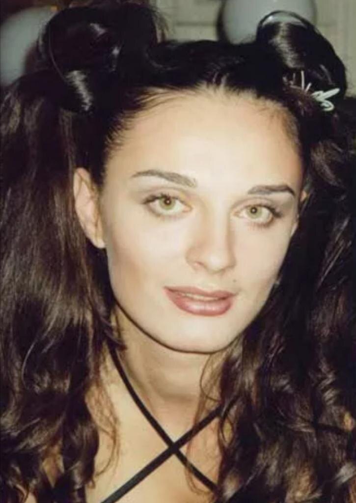 Елена Ваенга обучалась в Санкт-Петербурге.