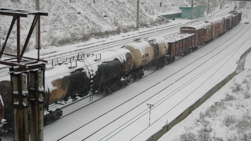     Поезд зимой, зимний поезд, вагоны, товарный поезд. Дмитрий Кудрявцев.