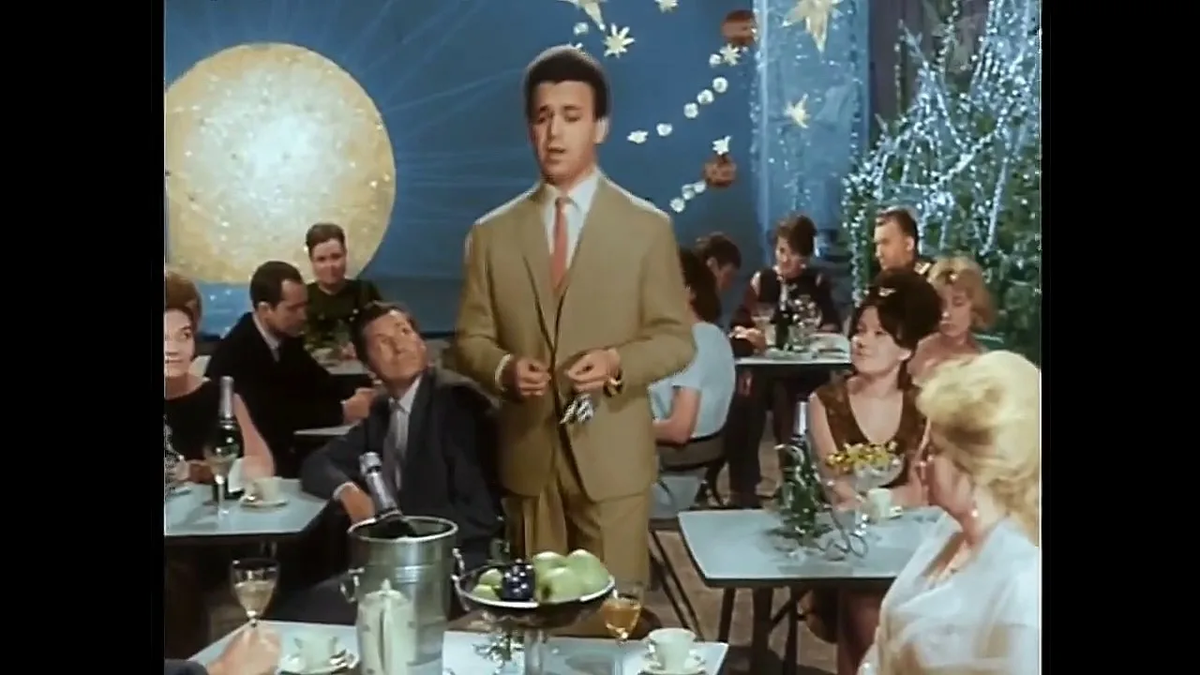 Кадр из передачи «Голубой огонек» с Иосифом Кобзоном; кадр из  комедии Рязанова «Гусарская баллада»