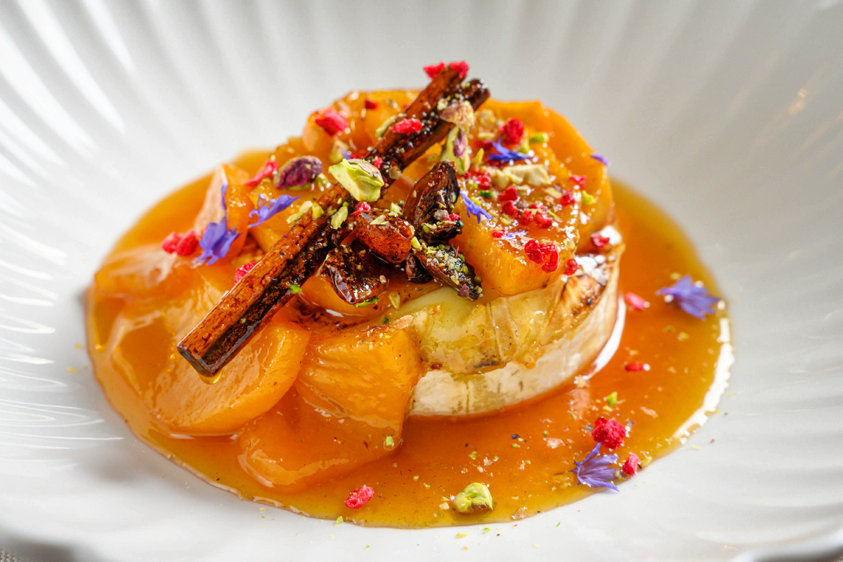 Жареный камамбер с хурмой из зимнего меню Tutta la Vita