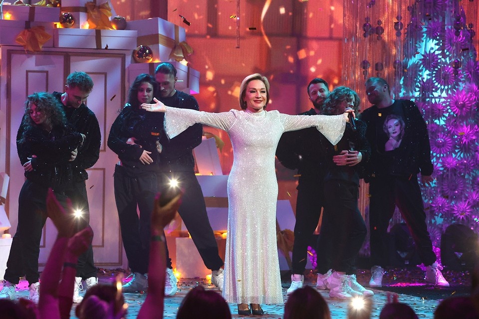    Татьяна Буланова с новой подтанцовкой в «Новогодней ночи на Первом». В Москве Буланову вживую успеет в главную ночь года спеть на 4-х площадках. Фото — Юрий Феклистов