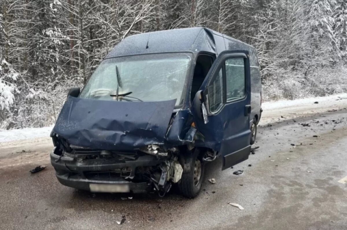    На владимирской трассе столкнулись микроавтобус и легковушка