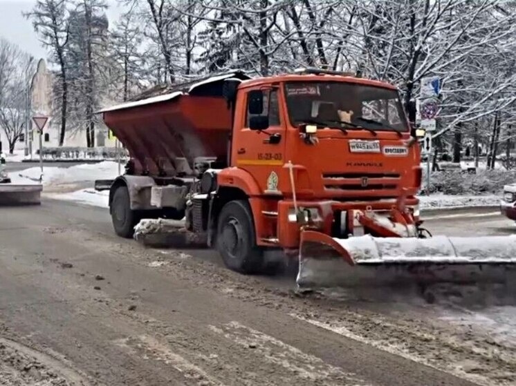     Убранный снег вывозится на полигон. Фото: telegram-канал мэра Великого Новгорода Александра Розбаума