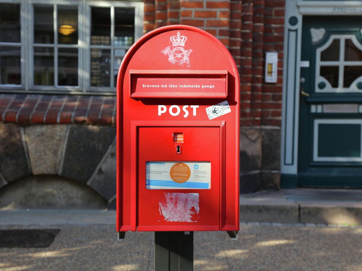    Почтовый ящик PostNord в городе Хьорринг, Дания | © Getty Images / tupungato