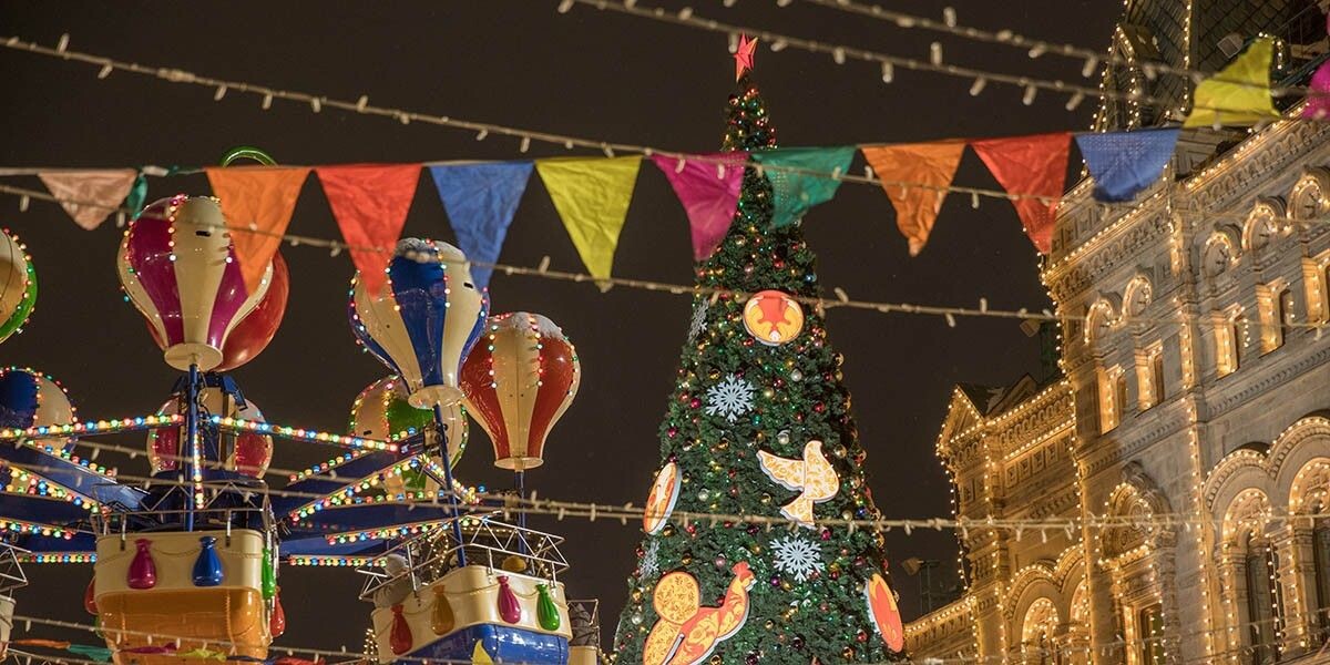 Не все отмечают Новый год дома, многие выбираются в центр столицы, чтобы ощутить все новогоднюю атмосферу. Источник: Oliveshadow / Shutterstock / FOTODOM📷
