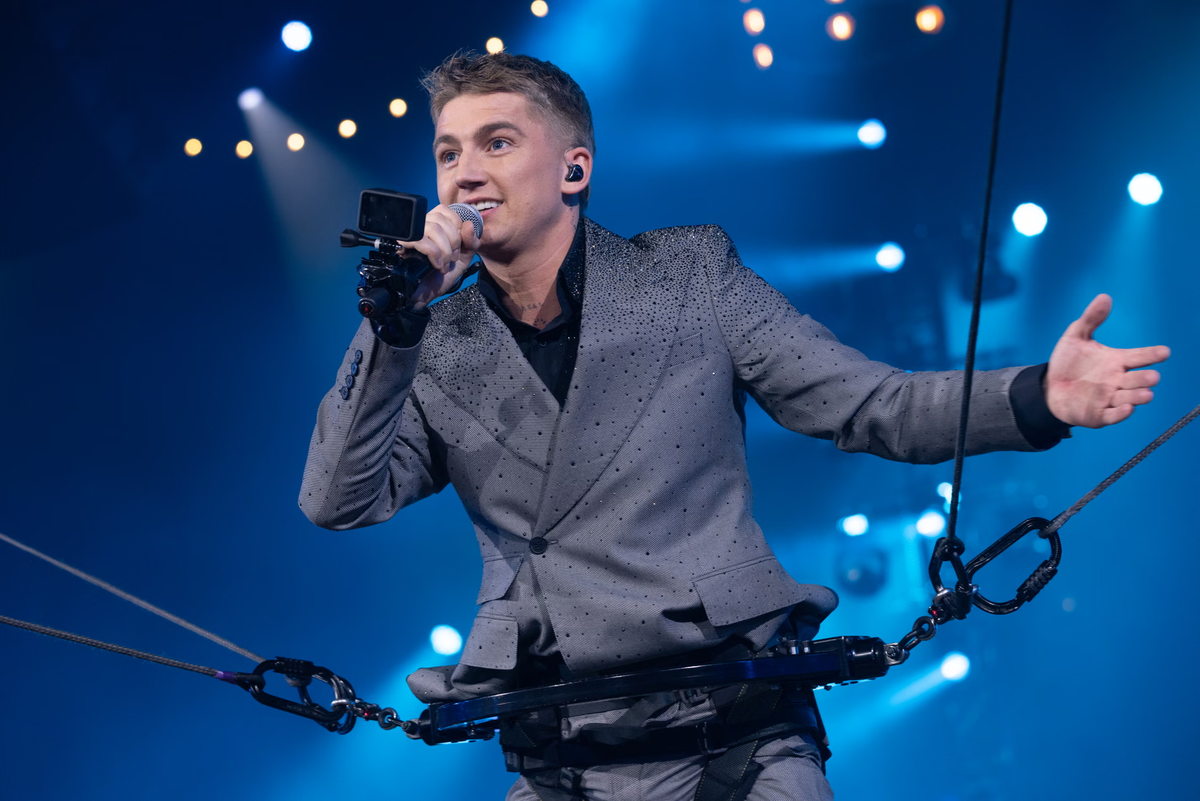 Нахальный соул-мальчик Март Хоогкамер летает по воздуху во время Музыкального фестиваля в Джааре. Фотография: Агентство BSR/Getty Images