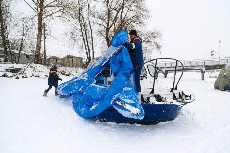    Рейд на реках прошел 30 декабря. Выходить на лед Шексны запрещено: есть промоины и опасные места.