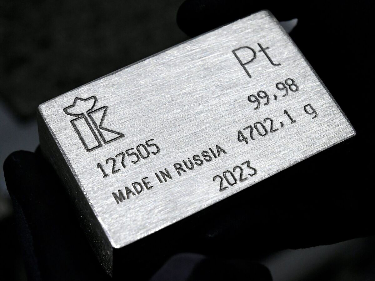    Готовый маркированный слиток платины высшей пробы 99,98% чистоты© РИА Новости . Илья Наймушин
