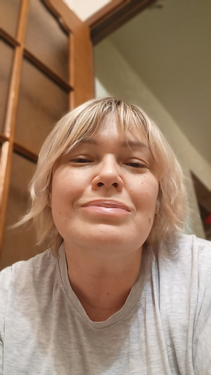 Автор канала на фотографии без фотошопа, без макияжа, 16.01.2026, Череповец, дома