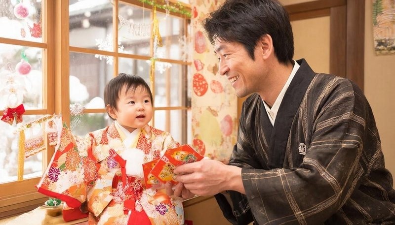 Одной из главных традиций остается отосидама — денежные подарки детям, которые вручают сразу после наступления Нового года или в первые праздничные дни