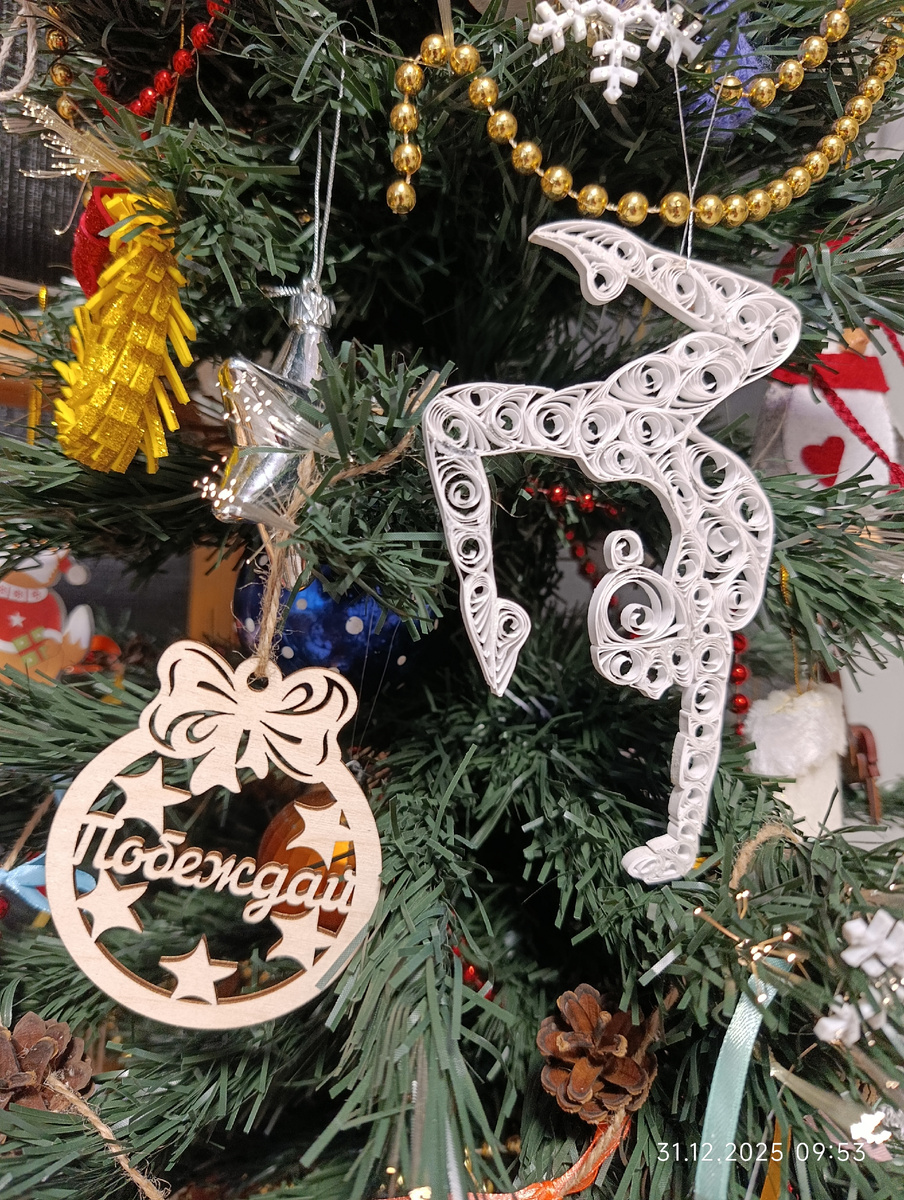 На нашей ёлке.