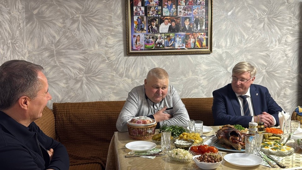   Белгородский губернатор навестил родителей погибшего Героя России Александра Ананичева телеграм-канал Вячеслава Гладкова