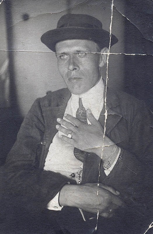    Будущий писатель учился в Главном немецком училище святого Петра, затем в Детскосельской единой трудовой школе. Там он начал писать свои первые стихи. В 1924-м Хармс поступил в Первый ленинградский электротехникум, но через два года был отчислен / Legion-Media / Museum / PRIVATE COLLECTION.