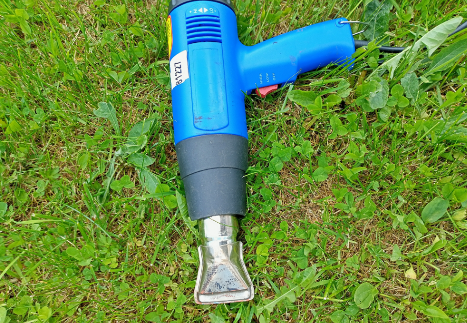 Строительный фен с щелевой насадкой. Фотография автора канала "Умный крот"