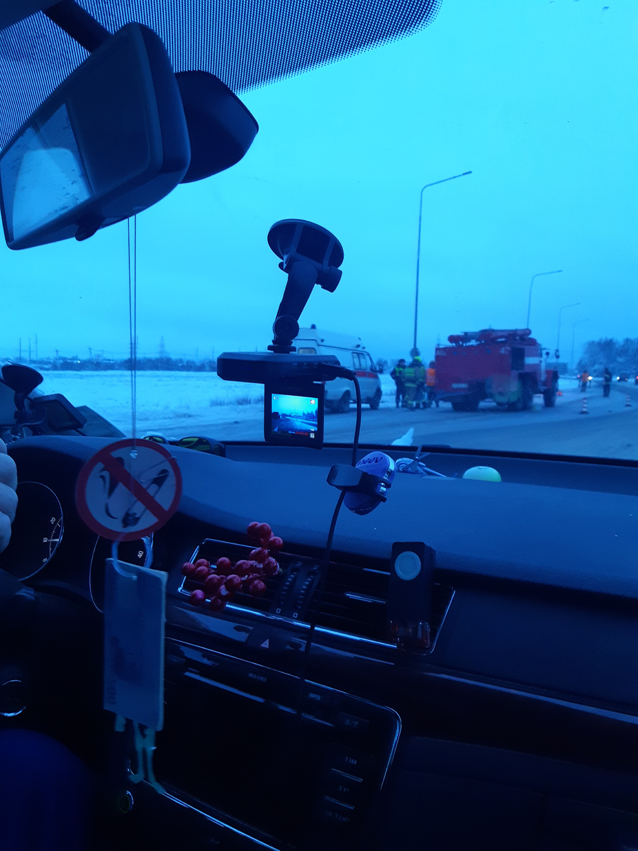 Слева в канаве пара машин сильно повреждённых. Жаль, что перед НГ у людей такая беда.