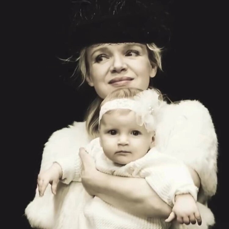 Виталина Цымбалюк-Романовская устроила для себя и своей девятимесячной дочери Виктории новогоднюю фотосессию. Фото: Instagram Виталины Цымбалюк-Романовской (запрещенная в России соцсеть; принадлежит компании Meta, признанной экстремистской организацией и запрещенной в РФ)📷
