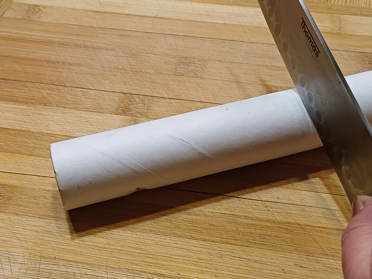 Разрезаем втулку острым ножом. Фото автора