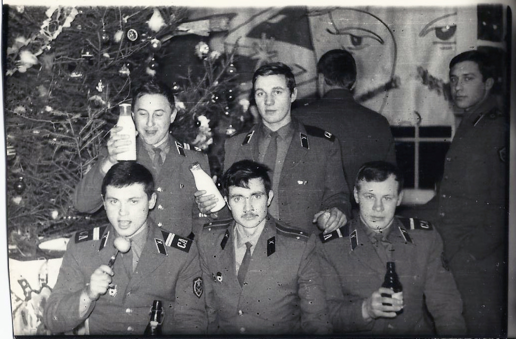 Всё культурно и в присутствии товарища лейтенанта...