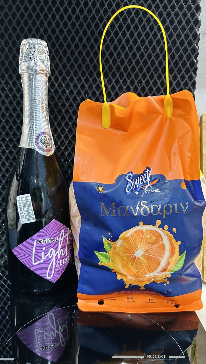 Безалкогольное шампанское и мандаринки - идеально. )