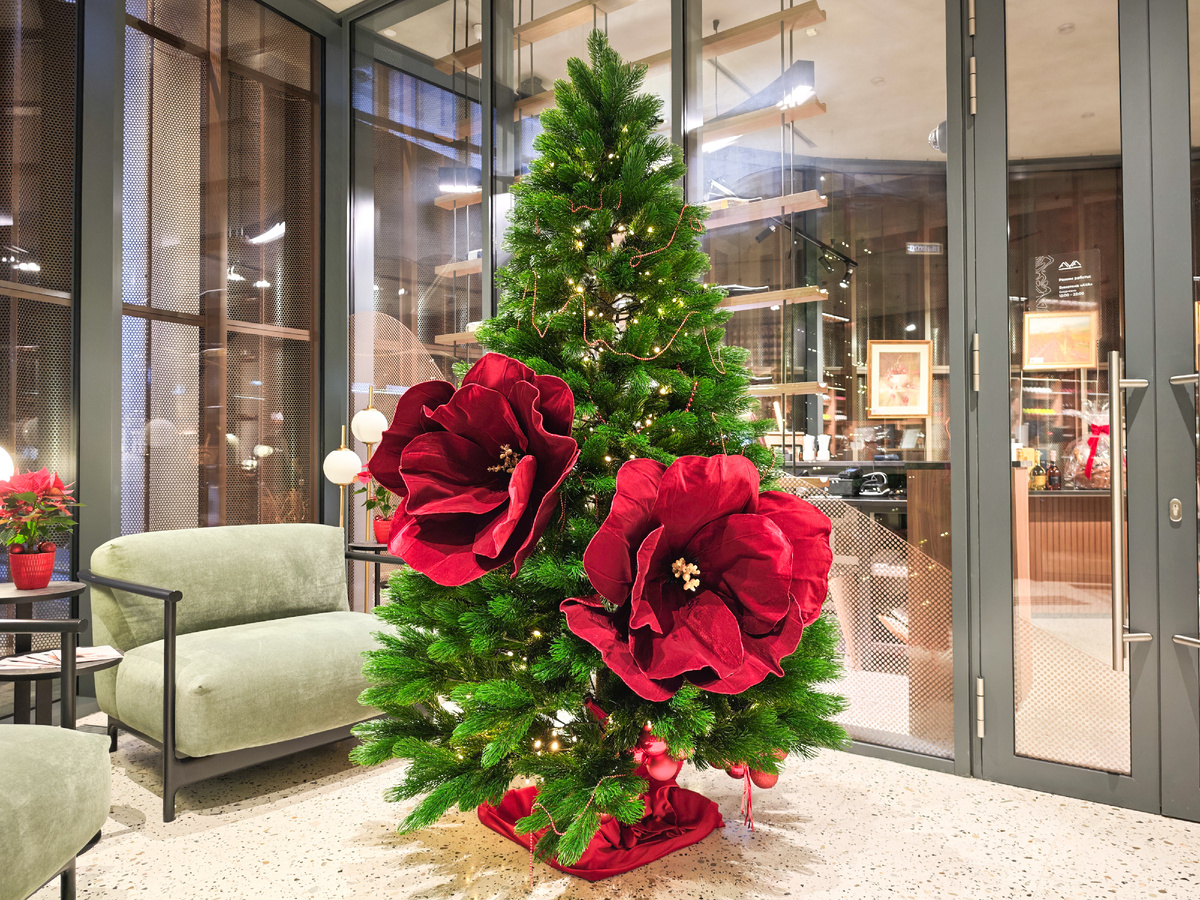 Елка в одном модном кафе с Родное