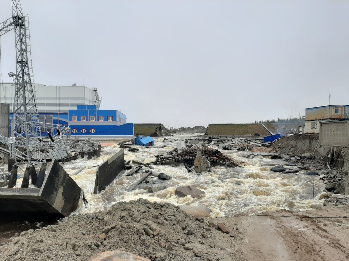    Последствия прорыва плотины на Белопорожских ГЭС. Фото: "Республика" / Александр Батов