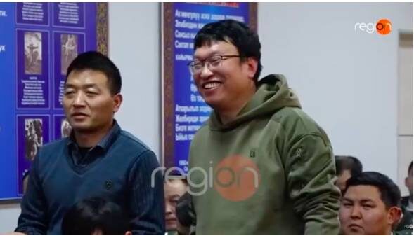   Китайские предприниматели улыбались, чтобы не обострять обстановку. Фото: стоп-кадр видео в соцсетях