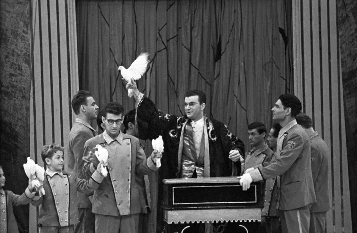    Эмиль Кио-младший много лет работал в цирке и объездил весь мир со своими фокусами.