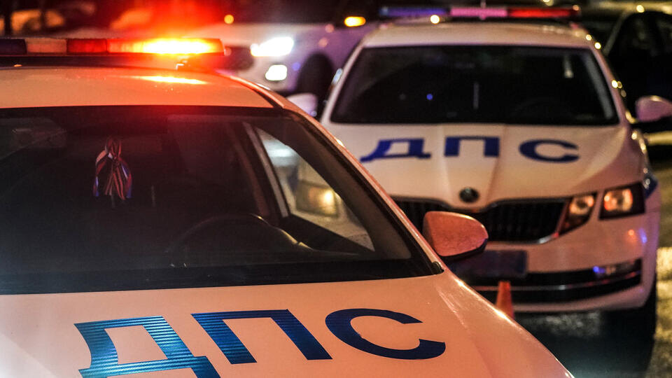     Легковушка столкнулась с ВMW и вылетела на тротуар, сбив трех подростков ИЗВЕСТИЯ/Эдуард Корниенко