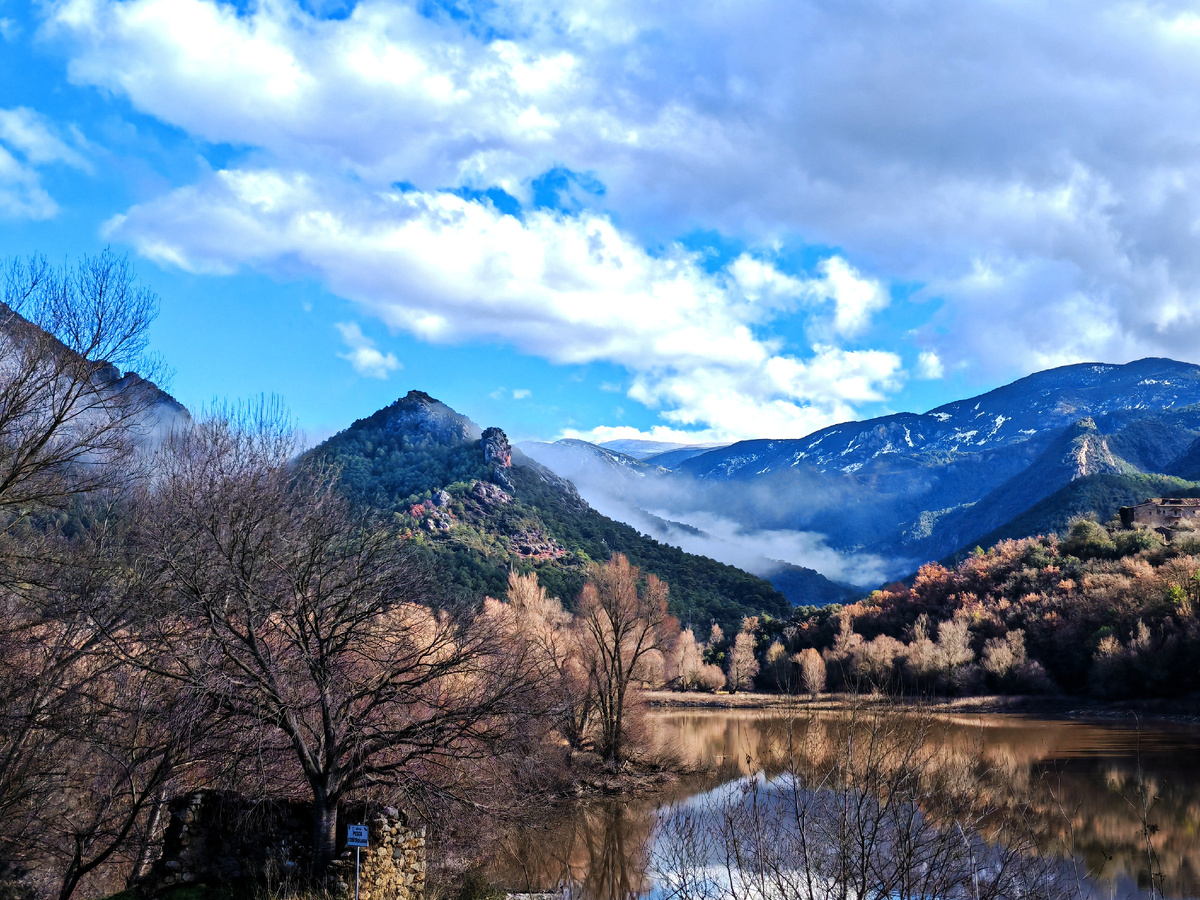 Предгорья Периней фантастически живописны. 