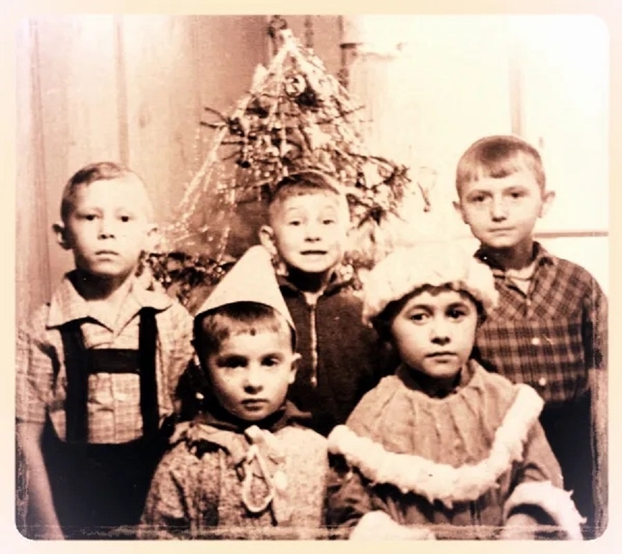 Фото прислал читатель Виктор Каеткин "Встреча 1963 года , в котором четверо из пяти пойдут в первый класс"