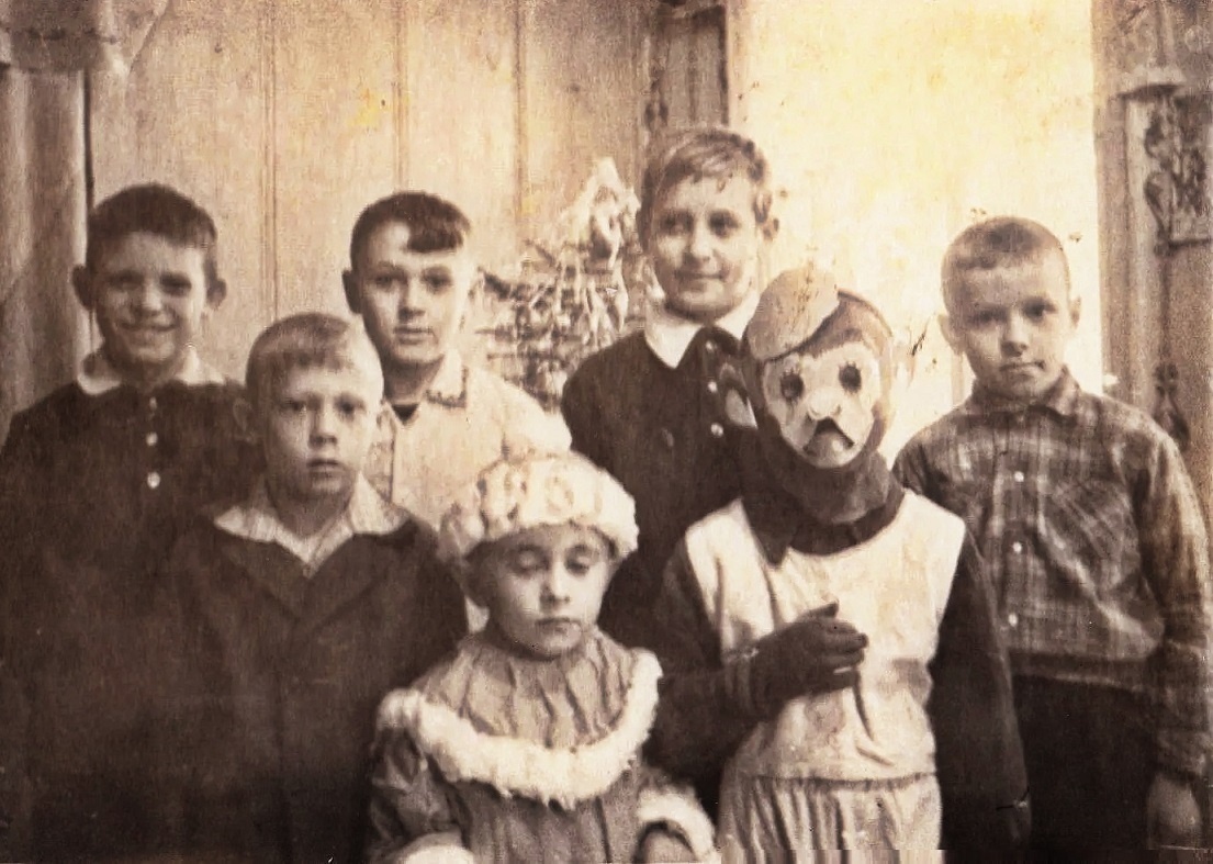 Фото прислал читатель Виктор Каеткин: "Встреча 1963 года , Я в костюме 1963 года, о чём и написано на шапочке"