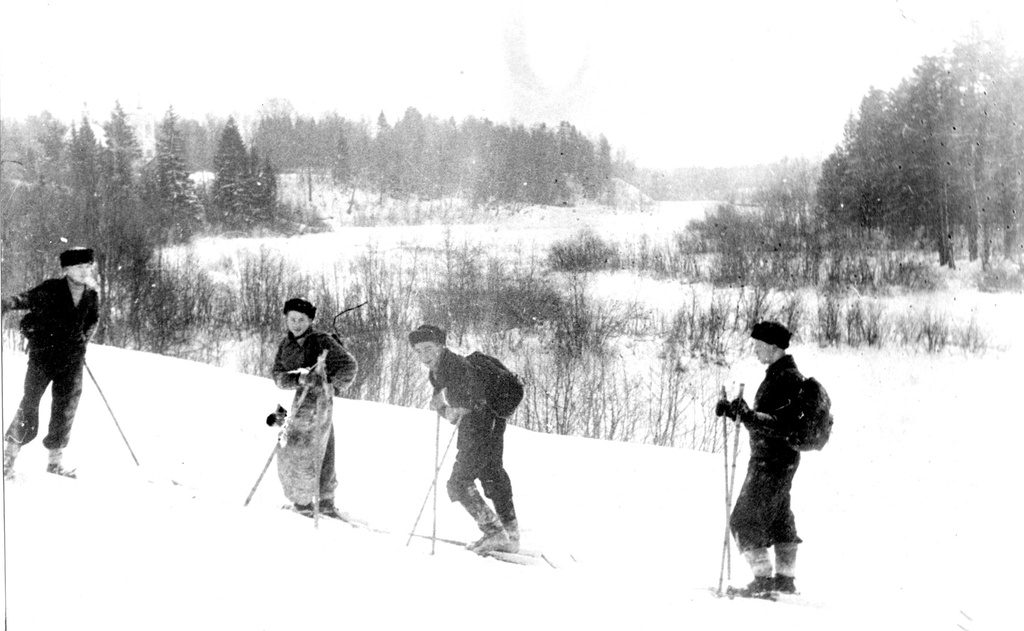 Школьный многодневный лыжный поход. Источник фото https://russiainphoto.ru/photos/317480/