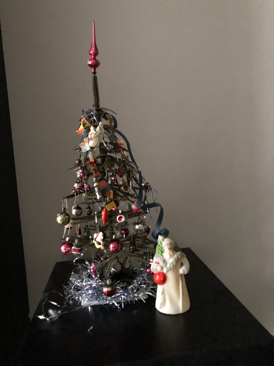 Елочка с игрушками и Дед Мороз. Фото автора.