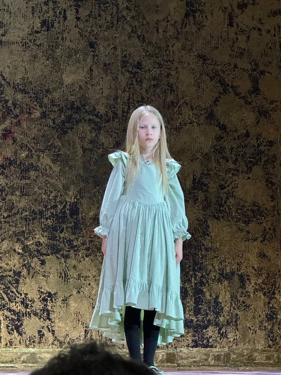 Сцена из спекиакля «Маскарад». Театр на Таганке. Фото автора.