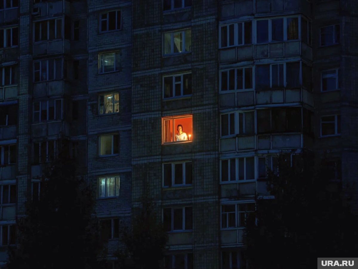     Из-за отключения электроэнергии света нет в домах, не работают светофоры и фонари