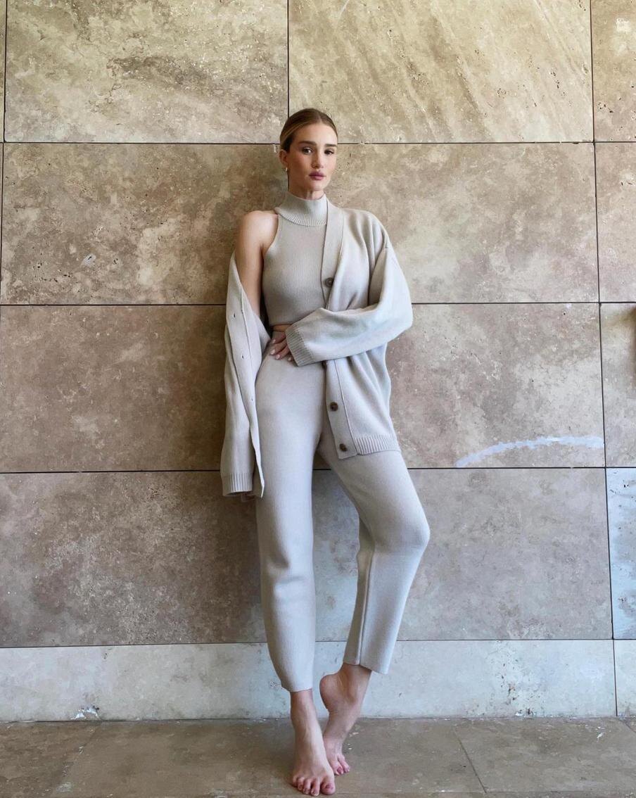 соцсети @rosiehw
Трикотажный костюм – универсальный вариант для праздников.
