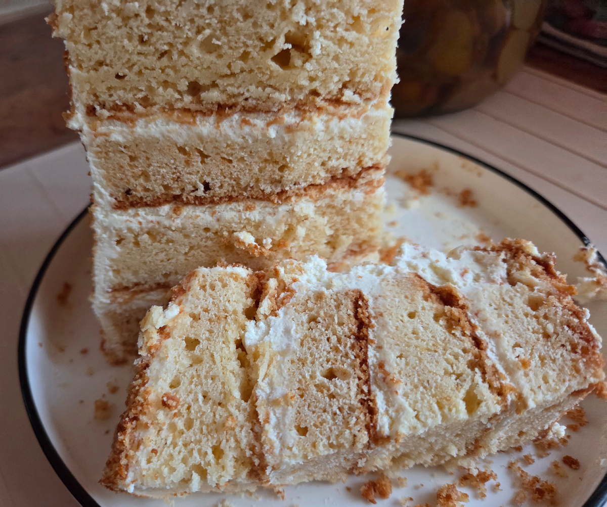 Крошки вокруг, и ладно, с ними вкуснее. Всегда достаю его из холодильника заранее, чтобы он стал комнатной температуры... кусочек за кусочком... 