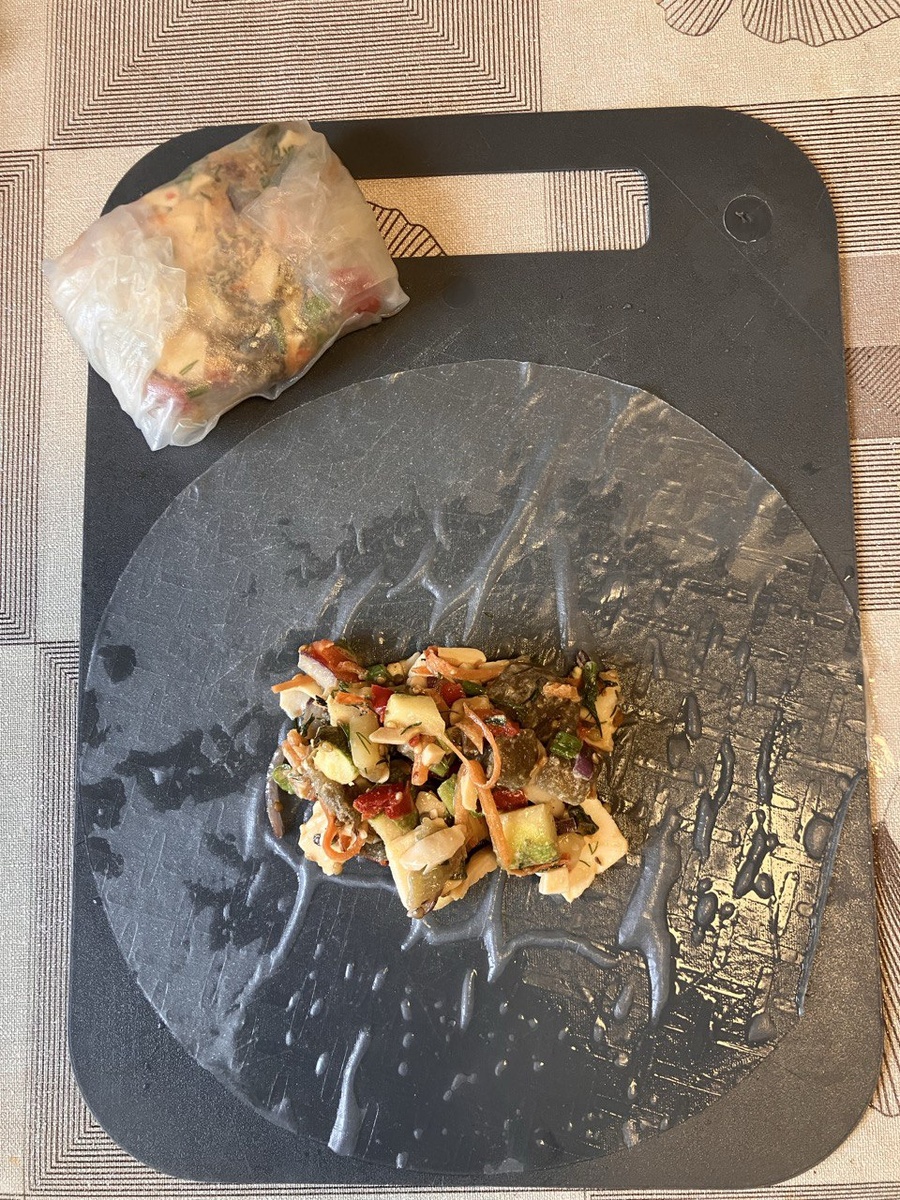 Заворачивание начинки в рисовый лист