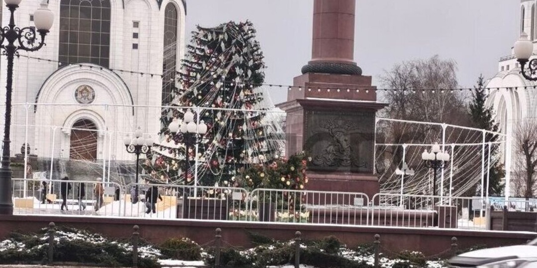 Дятлова дала сутки на то, чтобы зелёный «шакотис» на пл. Победы снова стал «конфеткой-ёлочкой»